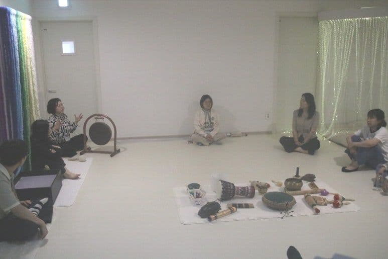 텅드럼과 싱잉볼 등 청각 도구를 활용한 스누젤렌 교육 장면
